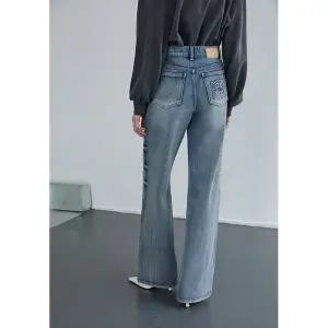 [에고이스트](강남점)[BLUE LABEL] 스터프 포인트 세미와이드 데님 팬츠 (ER3ODP01)