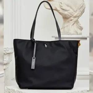 [헤지스](대구신세계)[선물추천][인기급상승][SAVER] 품절대란 블랙 나일론 퍼피 로고 와이드 숄더백 L ...