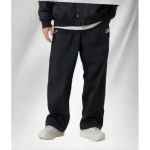 엄브로 HBL 로얄 컬리지 와이드  조거 2WAY 우븐 팬츠 블랙UQ321CPT99