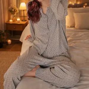 신축성 좋은 코튼원단 그레이톤 잔잔한 꽃무늬 편안한 러블리 잠옷세트