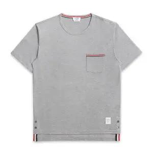 [톰브라운] MJS010A 01454 055 스트라이프 트리밍 체스트 포켓 남성 반팔티