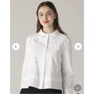 [손정완](타임스퀘어점패션관)꽃 자수 스트라이프 셔츠ZDR5151110