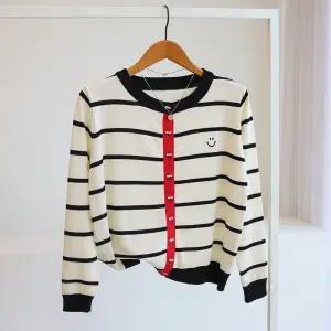 [잇수다] 유우링 스마일 자수 스트라이프 라운드 봄 니트 가디건