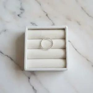 [하프클럽/]여성용 데일리 모던 트위스트 포인트 반지