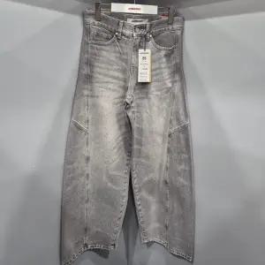 [잠뱅이]유니)난스판 라이트그레이 커브 절개 릴렉스드 와이드핏 데님팬츠/AQ1DLG145_