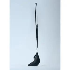 페블 그레인 가죽 크로아상 코인 파우치 SL0054 LL0018 BK999