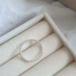 여자 데이트룩 데일리 모던 꼬임 포인트 반지