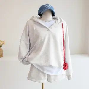 [잇수다] (SET) 코잉 브이넥 루즈핏 후드 맨투맨 + 밴딩 반바지 트레이닝 세트