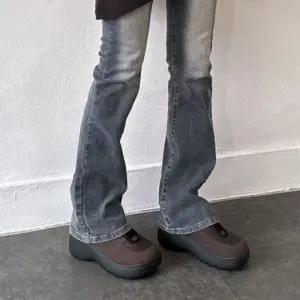 여성 2컬러 볼드한 스타일 쿠션 컴포트 통굽 운동화