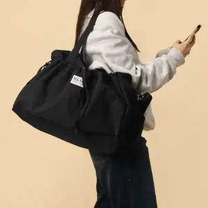 D.LAB 스트링 포켓 보스턴 트래블백 - black