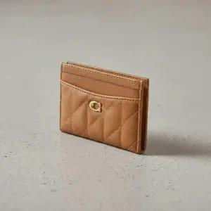 MUST IT_SS25 여성 퀄팅 필로우 카드지갑CM434 B4T7J