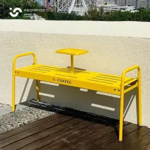 야외 철제 테이블달린 벤치의자 카페