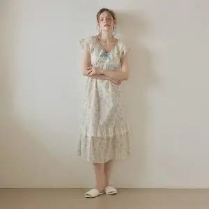 [lunaluz](신세계 사우스시티)여성 블루밍 코튼 브라캡내장 브이넥 반소매 원피스