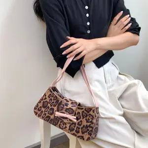 여성 레오파드 리본 숄더백 포인트룩 유니크 가방디테일 포인트백 2030 패턴 빈티지 포인트