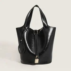 에코백 코디 대학생 일상 학원 스터디 모임 패션가방 의류 신발