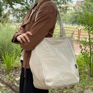 광택 숄더백 심플 디자인 캐주얼 데일리 가방 모던 2030여성 외출 세련된