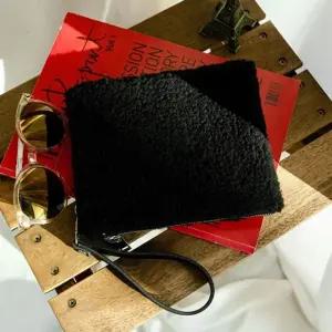 [라일리] Rly 방한 작은 메신저백 뽀글이 파우치 가방 검정 핸