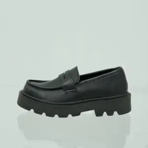 [옷자락]남자 클래식 가죽 논슬립 블랙 키높이 단화 로퍼