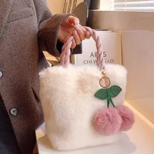 [무슈봉]앙증맞은 페이크퍼 데일리 포인트 크로스백