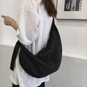 [패션] 남녀공용 반달모양 크로스백 방수 바디백 나일론 가방