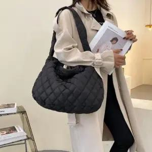 [패션] 여자 패딩누빔숄더백 패딩에코백 숄더백 블랙 화이트