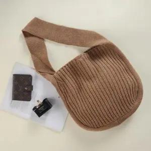 [패션] 니트 숄더백 여성 브랜드 쇼퍼백