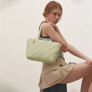 메트로시티 토트백 미듐 M241MQ0991V 417806