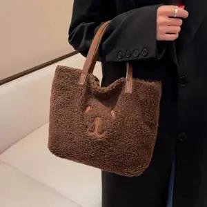 러블리한 곰돌이 자수 가방 귀여운 뽀글이 퍼 토트백 미니크로스백