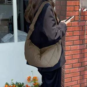 심플한 퀼팅 라운드 크로스백 캐주얼 반달 숄더백 20대여성가방