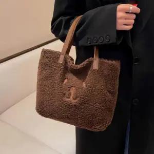 러블리한 곰돌이 자수 가방 귀여운 뽀글이 퍼 토트백 미니크로스백