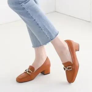 국산구두 국내제작 각코 실버 체인장식 통굽 여성 로퍼힐Y