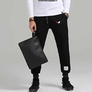 남자 외출 핸드폰 손가방 클러치 스타일 코디 패션