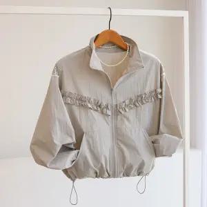 [잇수다] 로아로 프릴 레이스 하이넥 스트링 바람막이 집업 점퍼