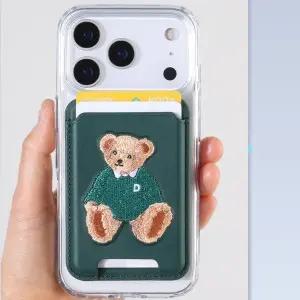 [디자인스킨](김해점)( 유니버셜 ) 맥세이프 자수 스탠드 레더 포켓(클래식)-그린/베어 [ITM69881]