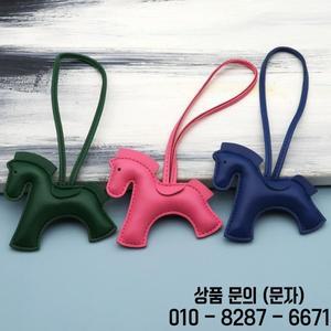 여성을 위한 프리미엄 올인원 PU 가죽 미니 장식품; 스타일리시한 다채로운 말 자동차 키체인 생일 기념품
