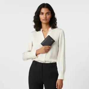 여성 트리옹프 참 그레인드 카프스킨 반지갑 블랙) 10M103FVO 38NO