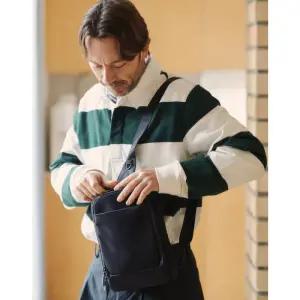 [백화점 홈쇼핑 정품] 닥스 DAKS ACC 블랙 로고장식 나일론 슬링백 DBBA6E663