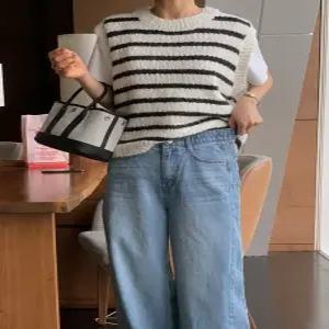 크림므 버튼 부클 단가라 니트 조끼 (one color)