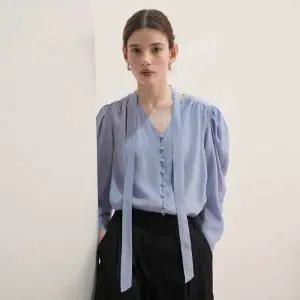 [롯데백화점]온앤온 퍼프 슬리브 타이 블라우스 NEW5XB285