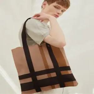 헤지스 액세서리 26SS [선물추천][완판재입고] 남녀공용 베이지 체크 썸머 니트 플랩백 HJBA6E011I3