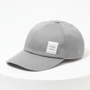 [톰브라운]THOM BROWNE 패브릭 네임탭 코튼 트윌 캡 MHC328A 03788 035 823446