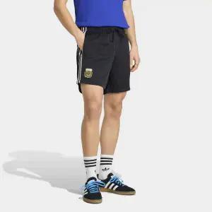 [아디다스오리지널스](본점)[공용] 팬 문화를 자랑스럽게 예찬하는 아르헨티나 오리지널스 쇼츠(JZ6308)