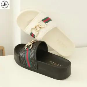 [애슬릿] 통굽 슬리퍼 금장 체인 퀼팅 발편한 키높이 4cm