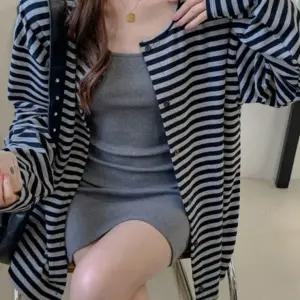 스트라이프 패턴 여성 루즈핏 라운드넥 버튼 가디건