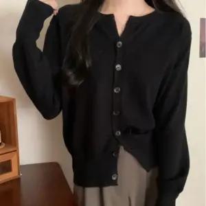 울 캐시미어 블렌딩 여성 루즈핏 라운드넥 버튼 가디건