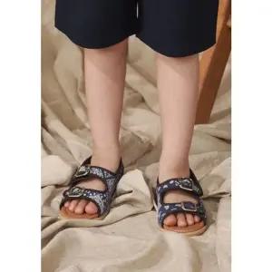 [갤러리아] 빈(BEEN) BA21AF01NV 네이비 페이즐리 버클 샌들