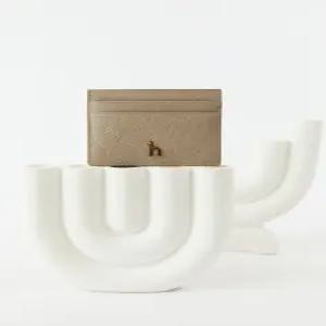 헤지스 액세서리 여성 24FW [스테디셀러]베이지 이니셜패턴 소가죽 카드지갑 WIHO4F012I3