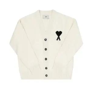 [아미] 남녀공용 아미 드 꾀흐 빅 하트 로고 인타르시아 가디건(UKC367 018 151)