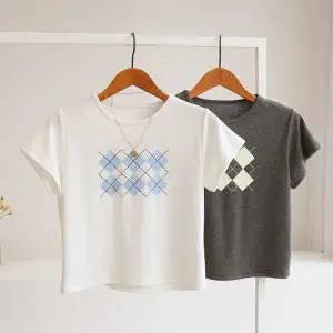 [잇수다] 아일락 아가일 프린팅 스판 라운드 반팔 티셔츠