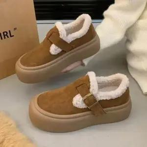 여성 겨울 외출 귀여운 스타일 퍼 안감 벨트 포인트 방한 슈즈